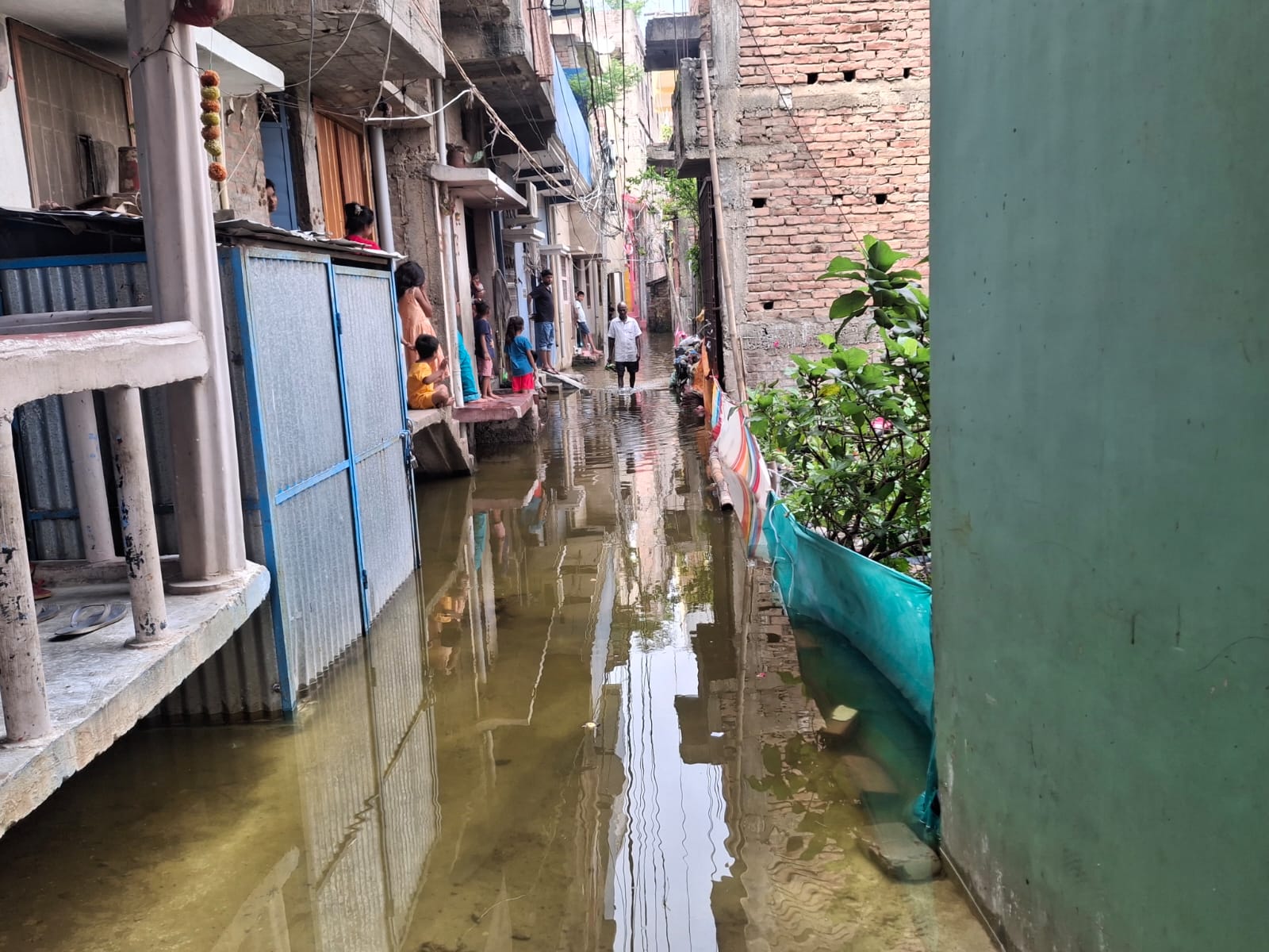 खगड़िया: गंडक नदी का जलस्तर बढ़ने से शहर में घुसा पानी, तटबंध पर रिसाव से दहशत 2