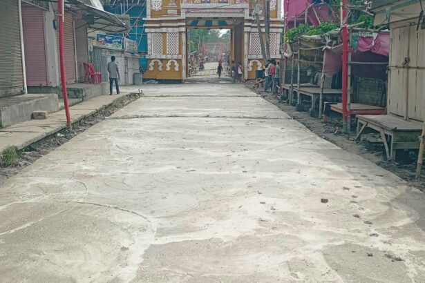 वीरपुर: विरोध के बाद 100 मीटर जर्जर सड़क की हुई पीसीसी ढलाई, श्रीकृष्ण जन्मोत्सव के श्रद्धालुओं को मिली राहत 3