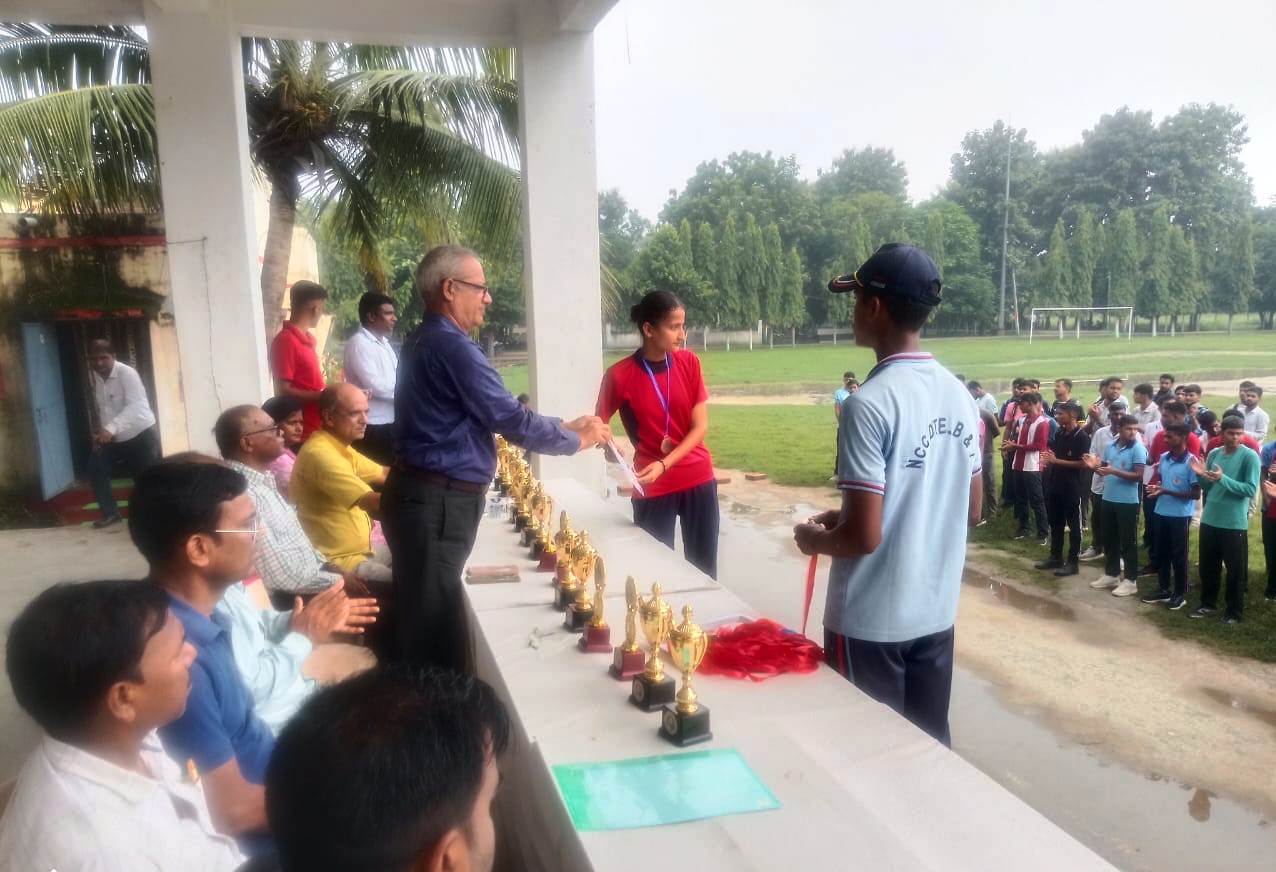 बेगूसराय: एपीएसएम कॉलेज बरौनी में खेल प्रतियोगिता संपन्न, अव्वल छात्र-छात्राएं पुरस्कार से सम्मानित 2