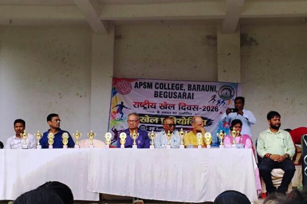 बेगूसराय: एपीएसएम कॉलेज बरौनी में खेल प्रतियोगिता संपन्न, अव्वल छात्र-छात्राएं पुरस्कार से सम्मानित 1