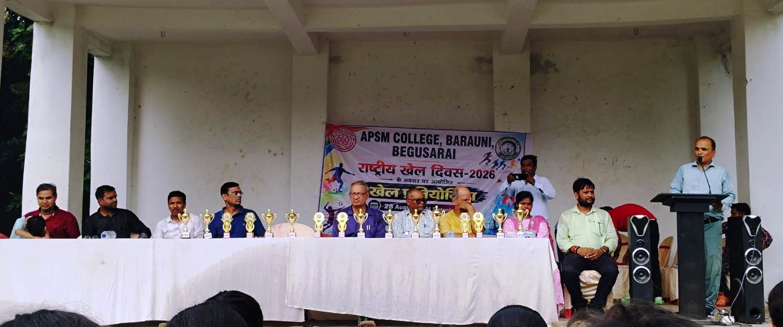 बेगूसराय: एपीएसएम कॉलेज बरौनी में खेल प्रतियोगिता संपन्न, अव्वल छात्र-छात्राएं पुरस्कार से सम्मानित 5
