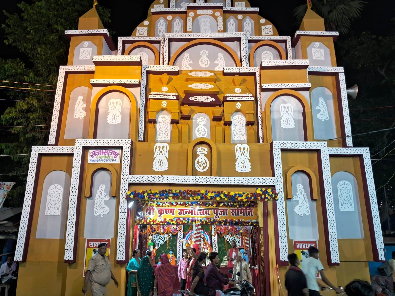 जय कन्हैया लाल की गूंज से गूंजा भगवानपुर, पट खुलते ही उमड़ी श्रद्धालुओं की भीड़ 9