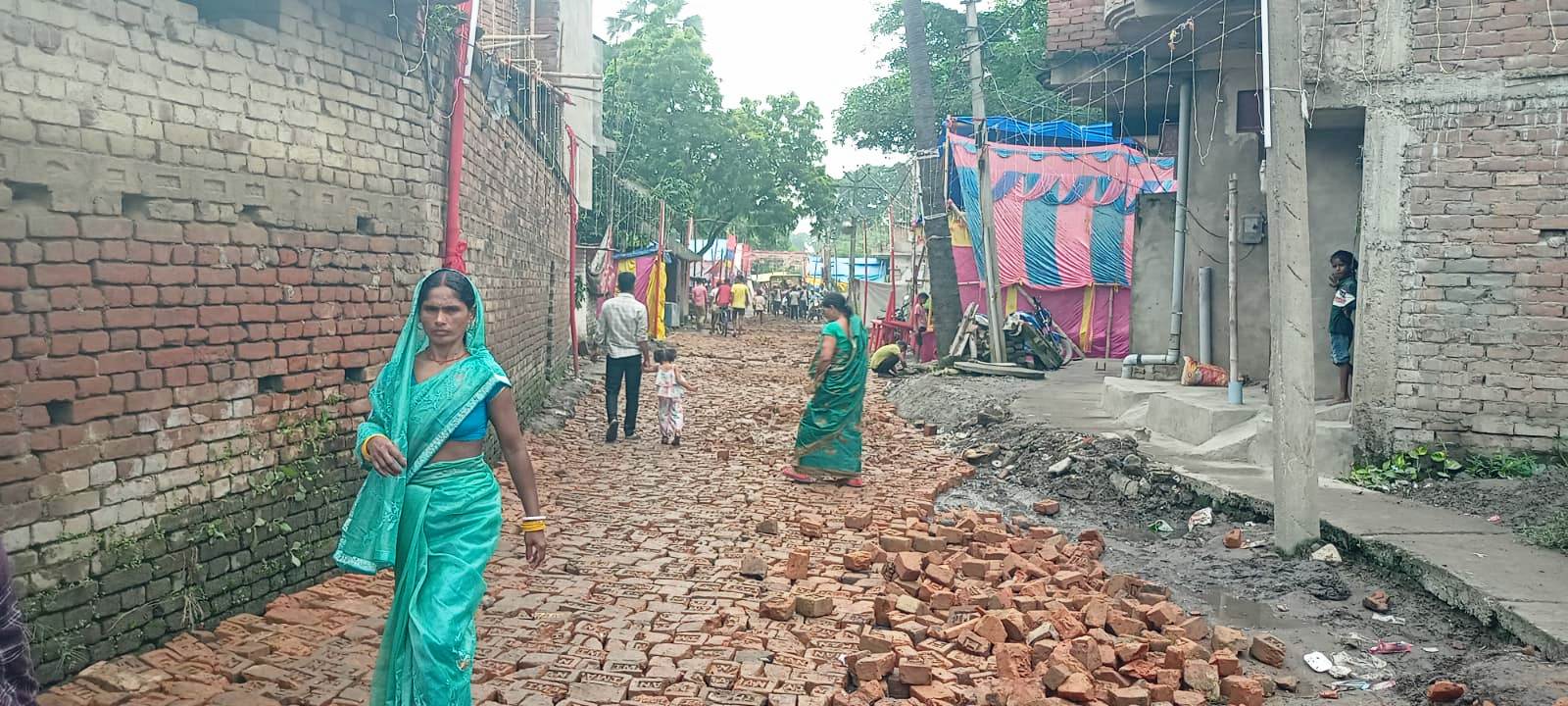 वीरपुर: जलजमाव और कीचड़ से परेशान श्रद्धालुओं के लिए मसीहा बने पूर्व मुखिया रामप्रवेश सिंह, खुद कुदाल चलाकर हटवाया कीचड़ 2