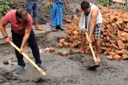 वीरपुर: जलजमाव और कीचड़ से परेशान श्रद्धालुओं के लिए मसीहा बने पूर्व मुखिया रामप्रवेश सिंह, खुद कुदाल चलाकर हटवाया कीचड़ 10