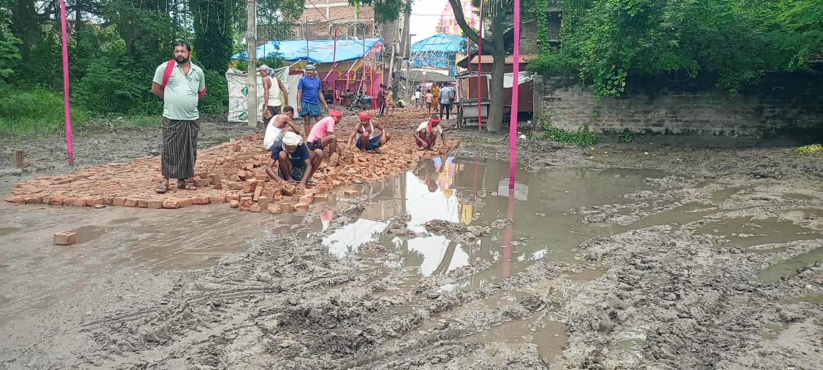 वीरपुर: जलजमाव और कीचड़ से परेशान श्रद्धालुओं के लिए मसीहा बने पूर्व मुखिया रामप्रवेश सिंह, खुद कुदाल चलाकर हटवाया कीचड़ 3