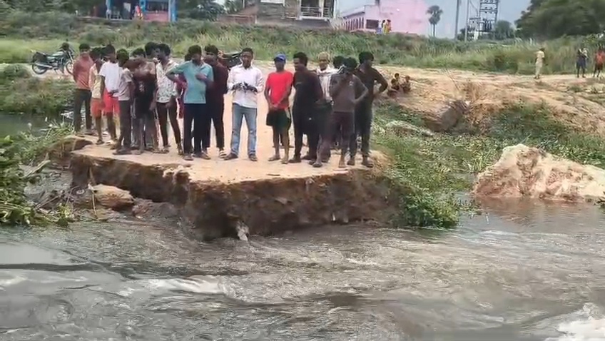 मुहाने नदी में पानी बढ़ते ही बहा सतनाग का डायवर्सन: 5 गांवों का संपर्क टूटा, बिजली के खंभे के सहारे जान जोखिम में डाल रहे ग्रामीण 3