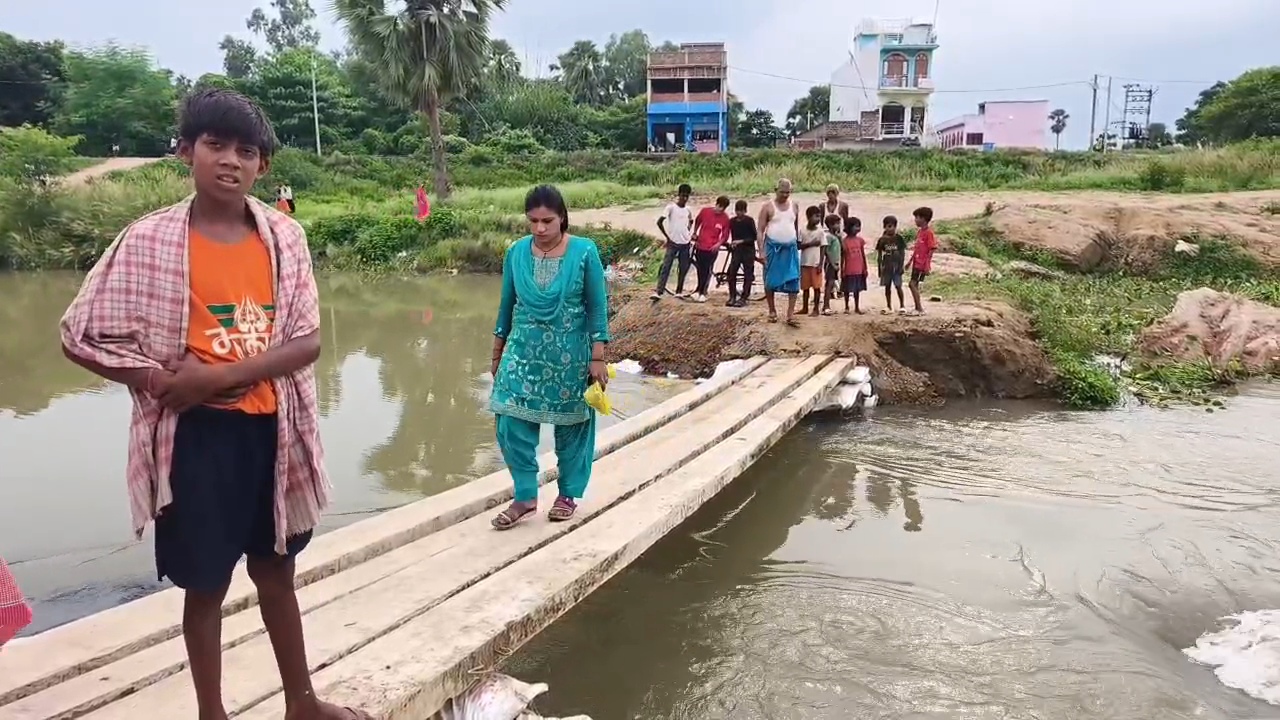 मुहाने नदी में पानी बढ़ते ही बहा सतनाग का डायवर्सन: 5 गांवों का संपर्क टूटा, बिजली के खंभे के सहारे जान जोखिम में डाल रहे ग्रामीण 2