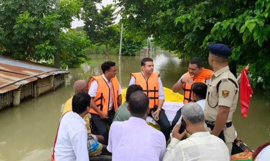 नाव पर सवार होकर बछवाड़ा के बाढ़ प्रभावित दियारे में पहुंचे डीएम रिची पाण्डेय, पीड़ितों की सुनीं समस्याएं; संवेदक को लगाई फटकार 5