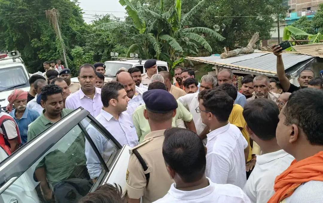नाव पर सवार होकर बछवाड़ा के बाढ़ प्रभावित दियारे में पहुंचे डीएम रिची पाण्डेय, पीड़ितों की सुनीं समस्याएं; संवेदक को लगाई फटकार 2