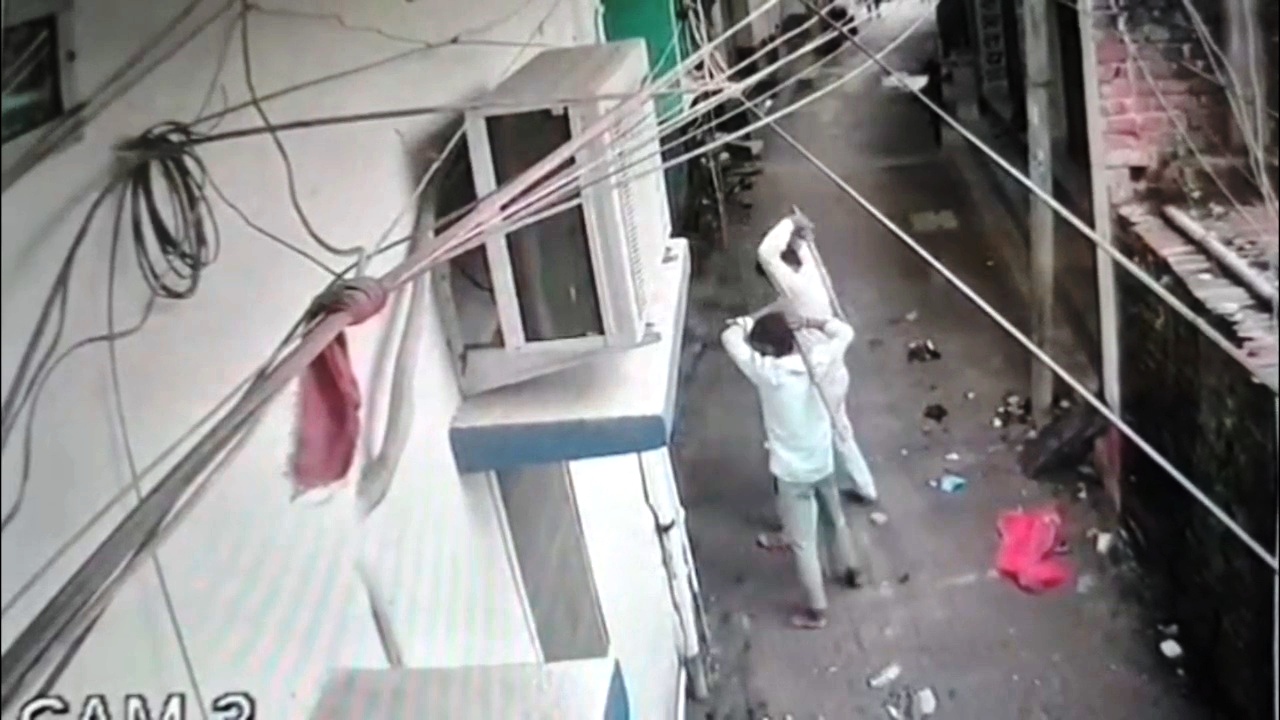 नालंदा: मरीज को निजी क्लीनिक ले जाने के विवाद में दो पक्ष भिड़े, मारपीट में 2 घायल, सोहसराय इलाके में निजी क्लीनिक को लेकर विवाद, दोनों पक्षों ने लगाए मारपीट के आरोप, मारपीट का वीडियो आया सामने 2