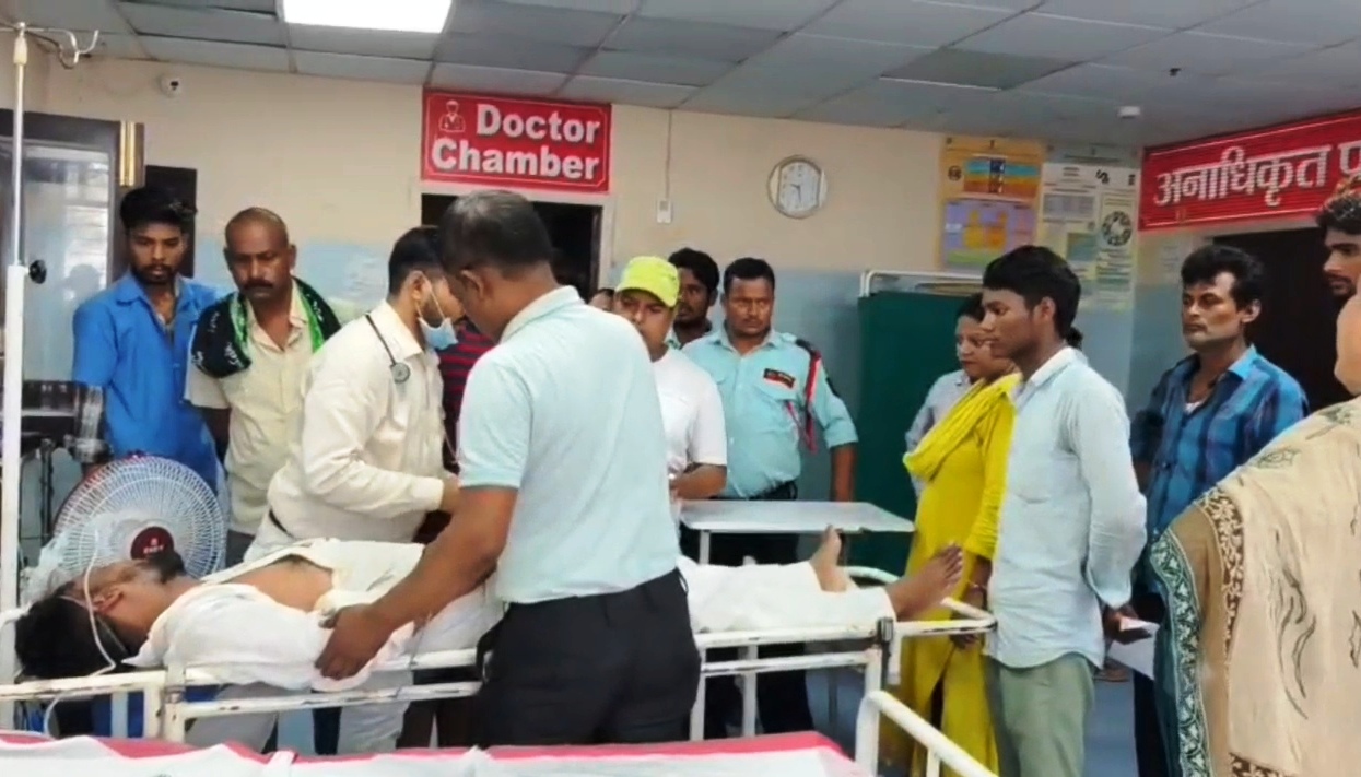 नालंदा: मरीज को निजी क्लीनिक ले जाने के विवाद में दो पक्ष भिड़े, मारपीट में 2 घायल, सोहसराय इलाके में निजी क्लीनिक को लेकर विवाद, दोनों पक्षों ने लगाए मारपीट के आरोप, मारपीट का वीडियो आया सामने 3