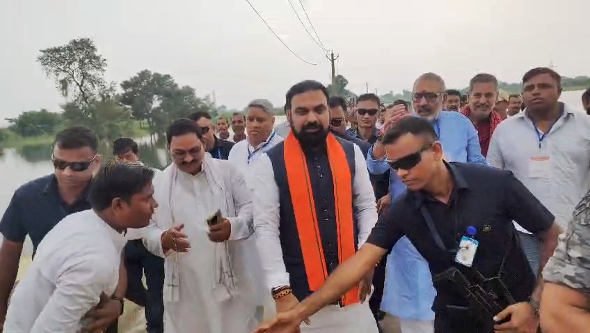 बेगूसराय: गंगा के रौद्र रूप के बीच बाढ़ प्रभावित इलाकों का सीएम ने किया हवाई सर्वेक्षण, अधिकारियों के साथ समीक्षा बैठक 4
