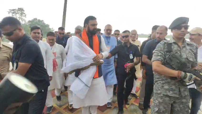 बेगूसराय: गंगा के रौद्र रूप के बीच बाढ़ प्रभावित इलाकों का सीएम ने किया हवाई सर्वेक्षण, अधिकारियों के साथ समीक्षा बैठक 3