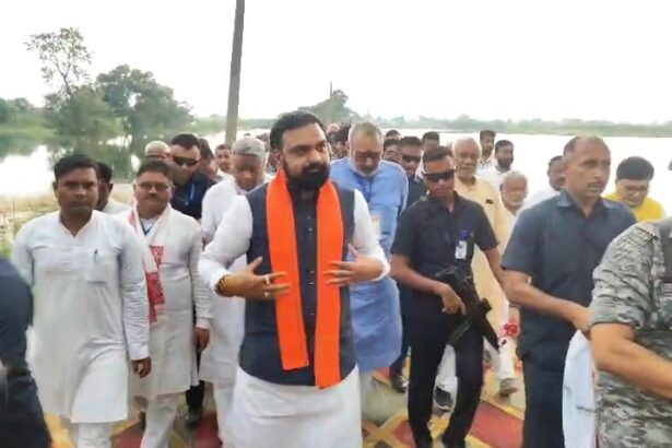 बेगूसराय: गंगा के रौद्र रूप के बीच बाढ़ प्रभावित इलाकों का सीएम ने किया हवाई सर्वेक्षण, अधिकारियों के साथ समीक्षा बैठक 9