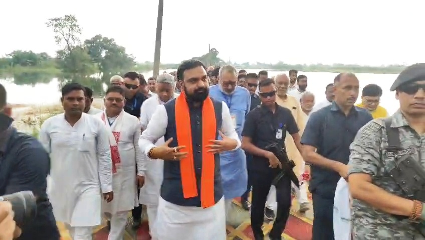 बेगूसराय: गंगा के रौद्र रूप के बीच बाढ़ प्रभावित इलाकों का सीएम ने किया हवाई सर्वेक्षण, अधिकारियों के साथ समीक्षा बैठक 3