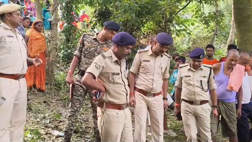 बेगूसराय: तेघड़ा में पानी भरे गड्ढे से युवती का शव बरामद, हत्या कर शव फेंके जाने की आशंका से इलाके में सनसनी 13
