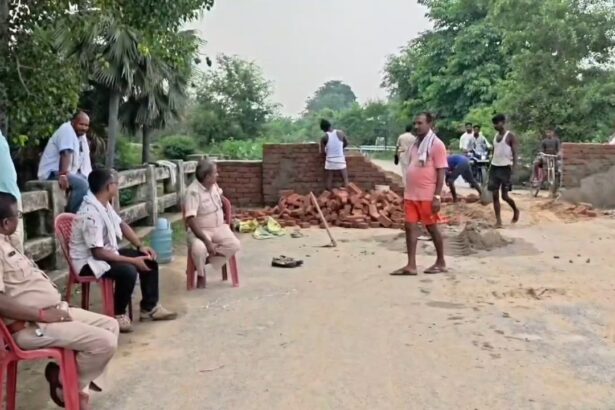 नालंदा: मानपुर थाना के दरियापुर गांव में जर्जर पुल पर प्रशासन की सख्ती, भारी वाहनों की आवाजाही पर रोक,पुल-डायवर्सन बंद होने से दर्जनों गांवों की बढ़ी परेशानी, ग्रामीणों को लगाना पड़ रहा लंबा चक्कर, सकरी नदी का कम हुआ जलस्तर 1