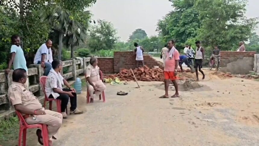 नालंदा: मानपुर थाना के दरियापुर गांव में जर्जर पुल पर प्रशासन की सख्ती, भारी वाहनों की आवाजाही पर रोक,पुल-डायवर्सन बंद होने से दर्जनों गांवों की बढ़ी परेशानी, ग्रामीणों को लगाना पड़ रहा लंबा चक्कर, सकरी नदी का कम हुआ जलस्तर 1
