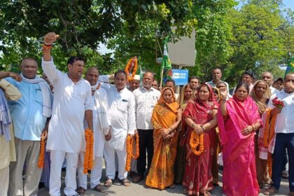 बरौनी में कार्यकर्ताओं ने जदयू कार्यकारी राष्ट्रीय अध्यक्ष संजय झा एवं प्रदेश अध्यक्ष उमेश सिंह कुशवाहा का किया भव्य स्वागत 16