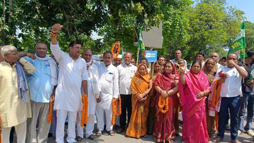 बरौनी में कार्यकर्ताओं ने जदयू कार्यकारी राष्ट्रीय अध्यक्ष संजय झा एवं प्रदेश अध्यक्ष उमेश सिंह कुशवाहा का किया भव्य स्वागत 1