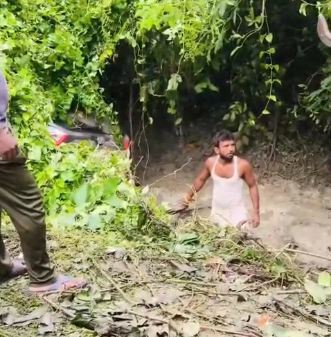 दलसिंहसराय: NH-28 पर पलटी शराब लदी कार, तस्कर फरार होते ही बोतलें लूटने उमड़ी ग्रामीणों की भीड़ 2