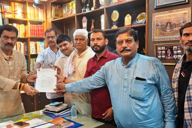 सिमरिया गोलंबर पर राष्ट्रकवि 'दिनकर' की प्रतिमा स्थापना की मांग तेज, संघर्ष समिति ने तेघड़ा और मटिहानी विधायक को सौंपा ज्ञापन 3