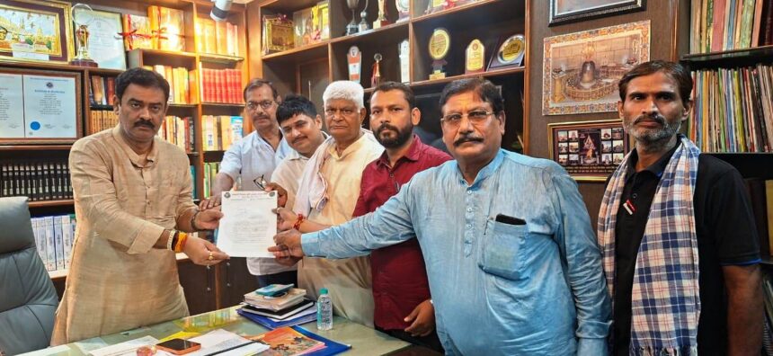सिमरिया गोलंबर पर राष्ट्रकवि 'दिनकर' की प्रतिमा स्थापना की मांग तेज, संघर्ष समिति ने तेघड़ा और मटिहानी विधायक को सौंपा ज्ञापन 1