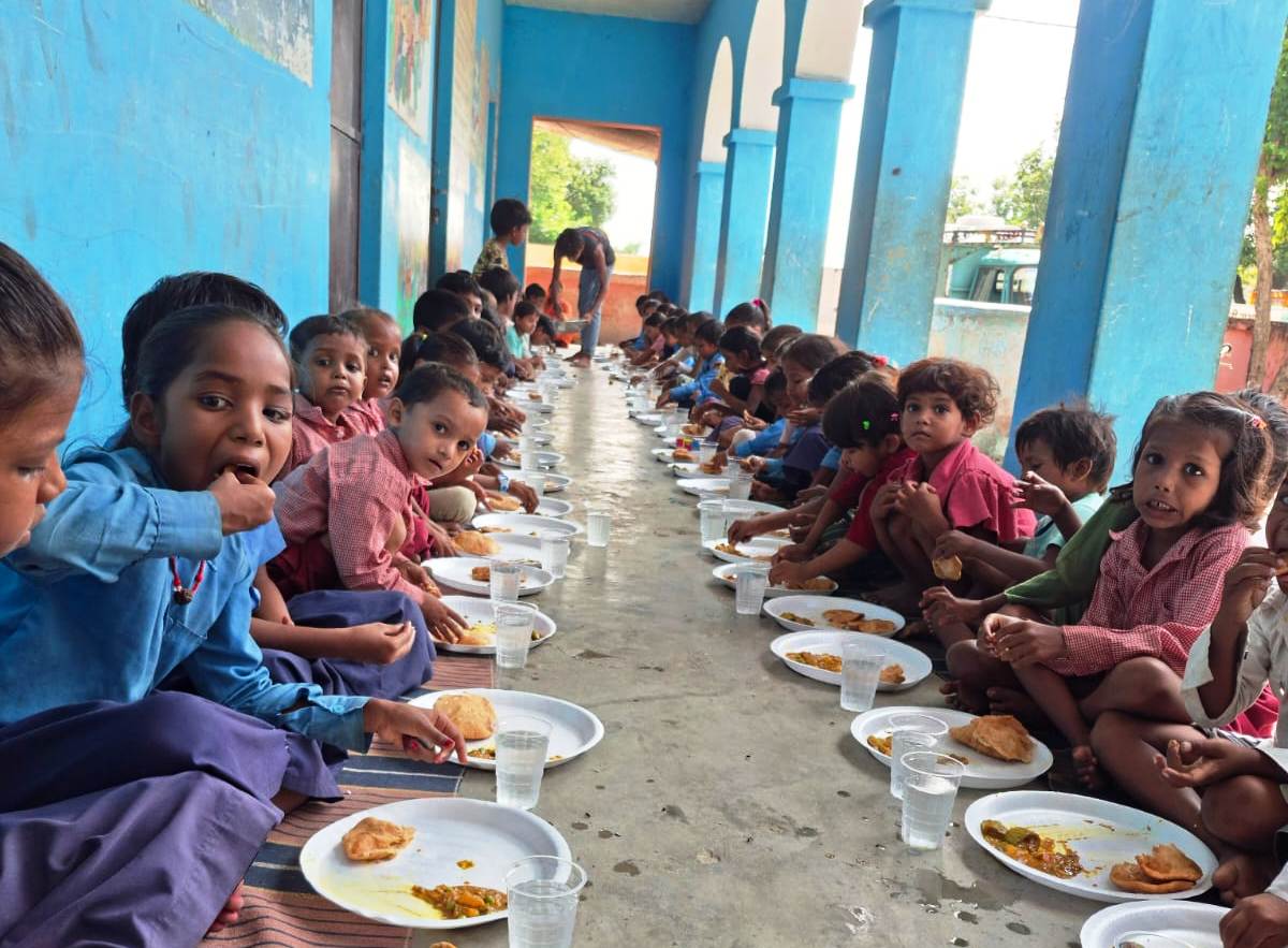 भगवानपुर में पति की पुण्यतिथि पर शिक्षिका ने कराया तिथि भोज, 249 बच्चों ने ग्रहण किया प्रसाद 5