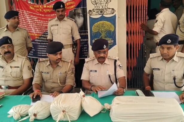 नालंदा: नगरनौसा पुलिस ने बदल बीघा गांव में गुप्त सूचना पर गोदाम में की कार्रवाई,लगभग आठ किलो गांजा, दो मोटरसाइकिल एक मारुति कार बरामद,तीन लाख सत्तर हजार बरामद,तीन गांजा तस्कर बरामद 5