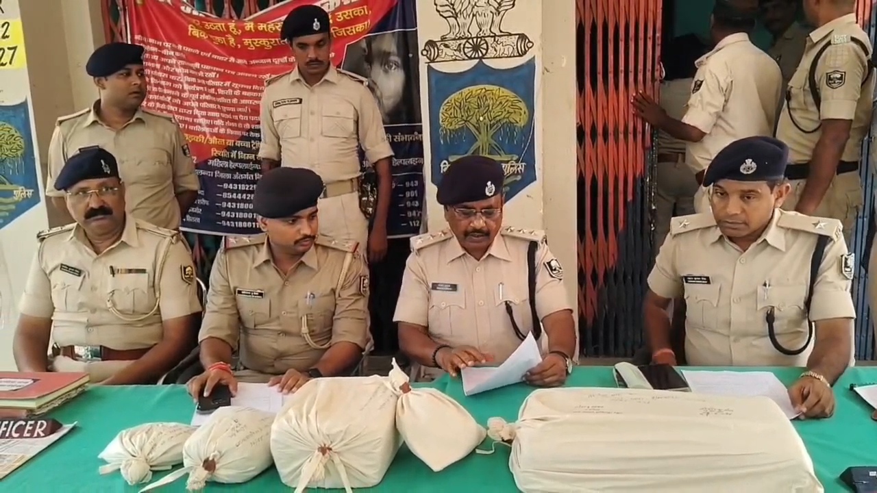 नालंदा: नगरनौसा पुलिस ने बदल बीघा गांव में गुप्त सूचना पर गोदाम में की कार्रवाई,लगभग आठ किलो गांजा, दो मोटरसाइकिल एक मारुति कार बरामद,तीन लाख सत्तर हजार बरामद,तीन गांजा तस्कर बरामद 13