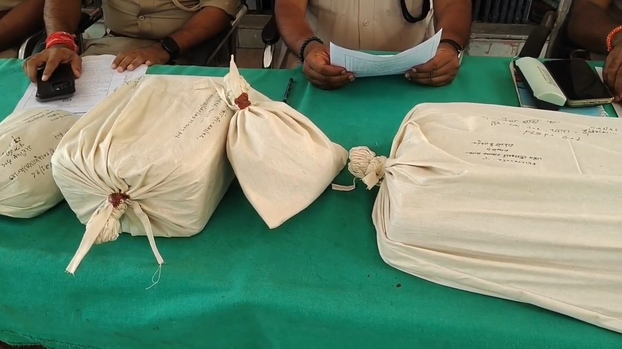 नालंदा: नगरनौसा पुलिस ने बदल बीघा गांव में गुप्त सूचना पर गोदाम में की कार्रवाई,लगभग आठ किलो गांजा, दो मोटरसाइकिल एक मारुति कार बरामद,तीन लाख सत्तर हजार बरामद,तीन गांजा तस्कर बरामद 2