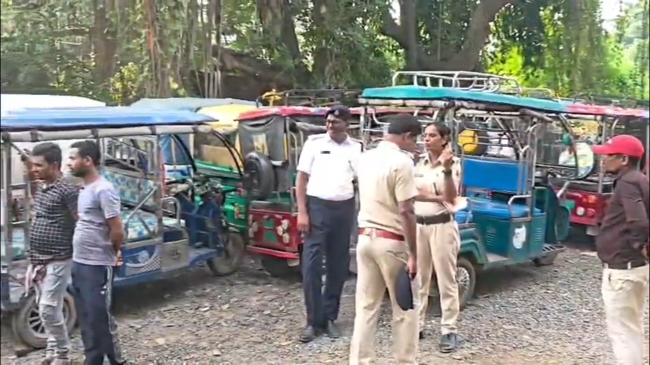 नालंदा: यातायात पुलिस ने सोहसराय इलाके के मोगलकुआं में 60 ई रिक्शा को किया जब्त 2