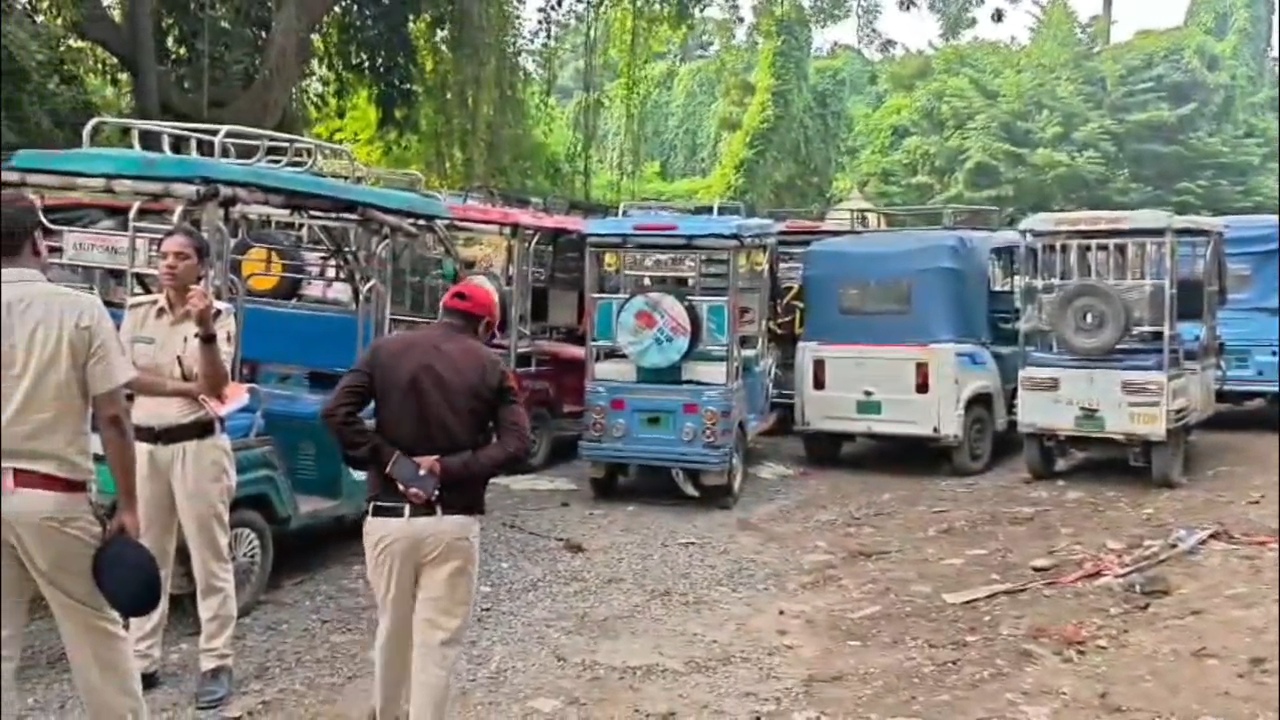 नालंदा: यातायात पुलिस ने सोहसराय इलाके के मोगलकुआं में 60 ई रिक्शा को किया जब्त 7