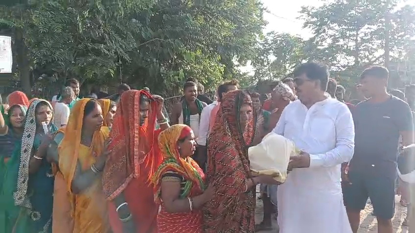 खगड़िया: पूर्व MLC प्रत्याशी मनोहर यादव ने रहीमपुर दक्षिणी के बाढ़ पीड़ितों में बांटे 600 राहत पैकेट, DM से की चारे व मुआवजे की मांग 3