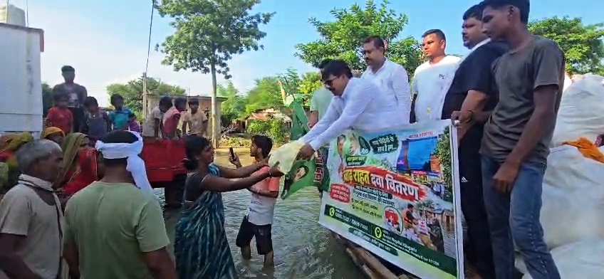 खगड़िया: पूर्व MLC प्रत्याशी मनोहर यादव ने रहीमपुर दक्षिणी के बाढ़ पीड़ितों में बांटे 600 राहत पैकेट, DM से की चारे व मुआवजे की मांग 2