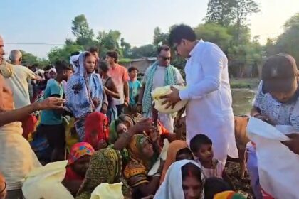 खगड़िया: पूर्व MLC प्रत्याशी मनोहर यादव ने रहीमपुर दक्षिणी के बाढ़ पीड़ितों में बांटे 600 राहत पैकेट, DM से की चारे व मुआवजे की मांग 2
