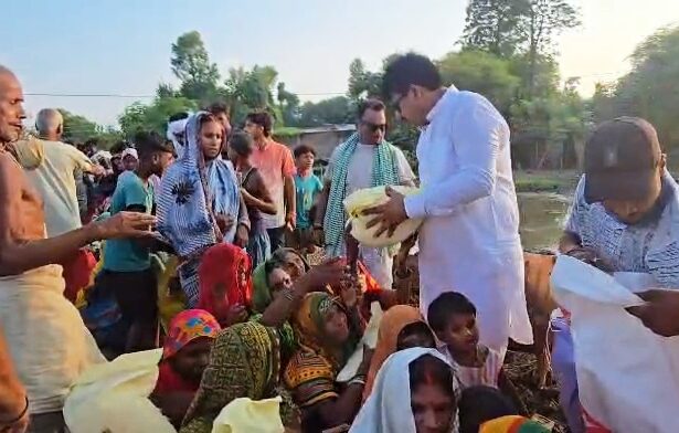 खगड़िया: पूर्व MLC प्रत्याशी मनोहर यादव ने रहीमपुर दक्षिणी के बाढ़ पीड़ितों में बांटे 600 राहत पैकेट, DM से की चारे व मुआवजे की मांग 7