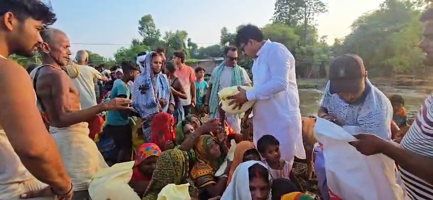 खगड़िया: पूर्व MLC प्रत्याशी मनोहर यादव ने रहीमपुर दक्षिणी के बाढ़ पीड़ितों में बांटे 600 राहत पैकेट, DM से की चारे व मुआवजे की मांग 5