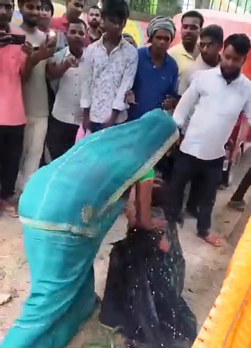 समस्तीपुर कोर्ट परिसर में शादीशुदा युवक-युवती के विवाह की चर्चा: जीवनसाथियों के पहुंचने पर मची हलचल, वीडियो वायरल 2