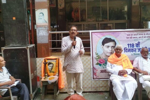 सिमरिया सिक्स लेन गोलंबर पर लगे राष्ट्रकवि दिनकर की आदमकद प्रतिमा: 118वीं जयंती समारोह में संतों और साहित्यकारों ने उठाई मांग 1
