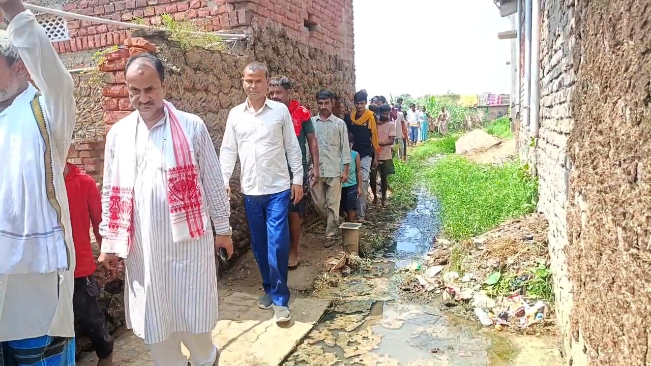नालंदा: अस्थावां का जनपुरा गांव विकास से कोसों दूर, 500 मीटर कच्ची सड़क बनी मुसीबत, बारिश में नरक बन जाती है सड़क जलजमाव और स्वास्थ्य सुविधा के लिए तरस रहा जनपुरा 8