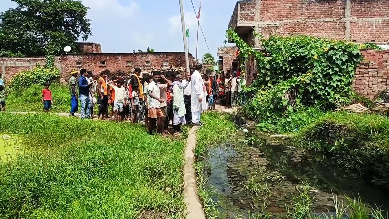 नालंदा: अस्थावां का जनपुरा गांव विकास से कोसों दूर, 500 मीटर कच्ची सड़क बनी मुसीबत, बारिश में नरक बन जाती है सड़क जलजमाव और स्वास्थ्य सुविधा के लिए तरस रहा जनपुरा 2