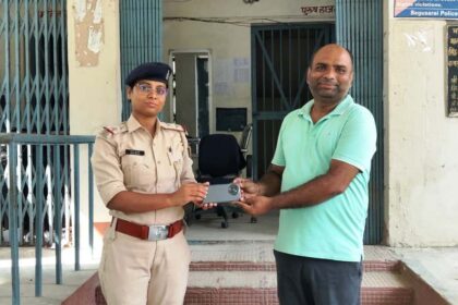 ऑपरेशन मुस्कान से विकास के चेहरे पर लौटी मुस्कान, गुम मोबाइल बरामद 12