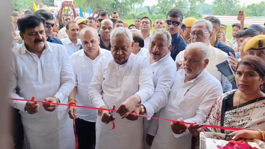 नालंदा में नीतीश कुमार का दौरा, मंत्री जमा खान ने की विकास कार्यों की सराहना, बाढ़ के मुद्दे पर तेजस्वी पर जमा खान का निशाना कहा सदन के दौरान फरार रहने वाले नेता को बाढ़ के मुद्दे पर सियासत करने ठीक नहीं लगता 1