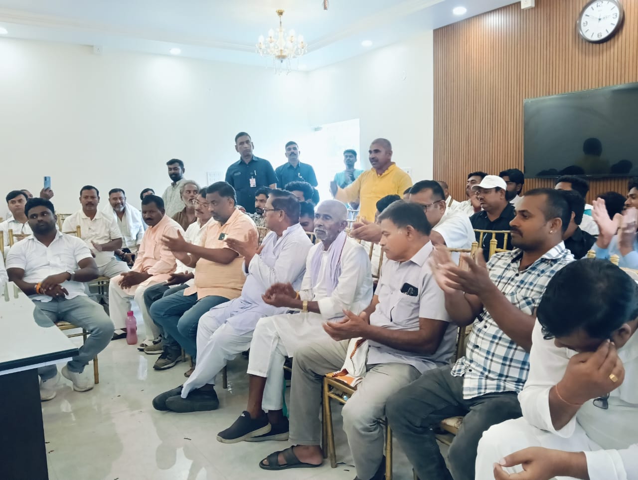 पटना में आयोजित ‘यूथ बोले तो’ कार्यक्रम को ऐतिहासिक बनाने का संकल्प: लोजपा (रा.) समस्तीपुर जिला कार्यसमिति की बैठक में पहुंचे मंत्री संजय पासवान 3
