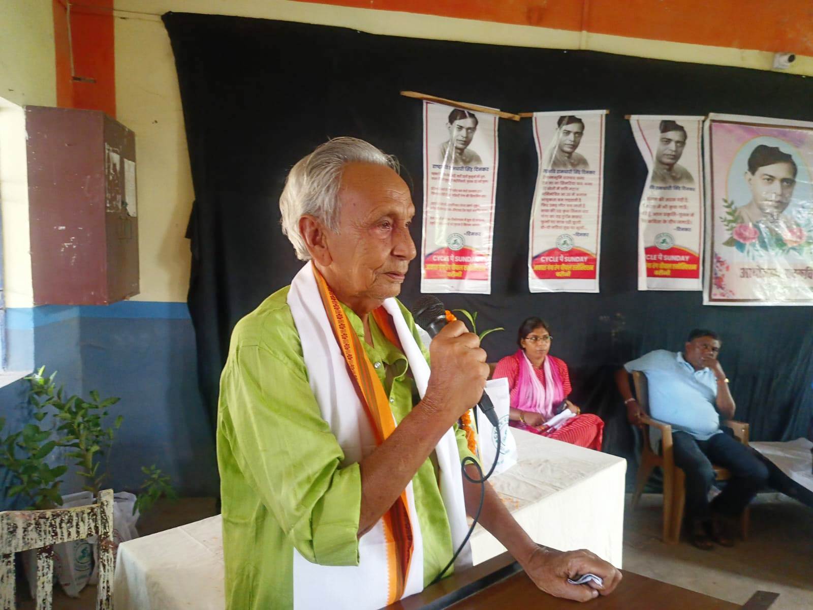 राष्ट्रकवि दिनकर किसी सीमा के नहीं बल्कि संपूर्ण विश्व के कवि हैं: 118वीं जयंती पर बीहट और सिमरिया के मध्य विद्यालयों में गूंजीं रचनाएं, बच्चों ने बिखेरी प्रतिभा 3
