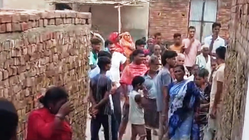नालंदा: खाना बनाने के दौरान सिलेंडर में हुआ ब्लास्ट, गैस रिसाव के कारण हुआ ब्लास्ट, सात लोग हुए चोटिल,एक पटना रेफर, घर का सामान जलकर हुआ राख 2