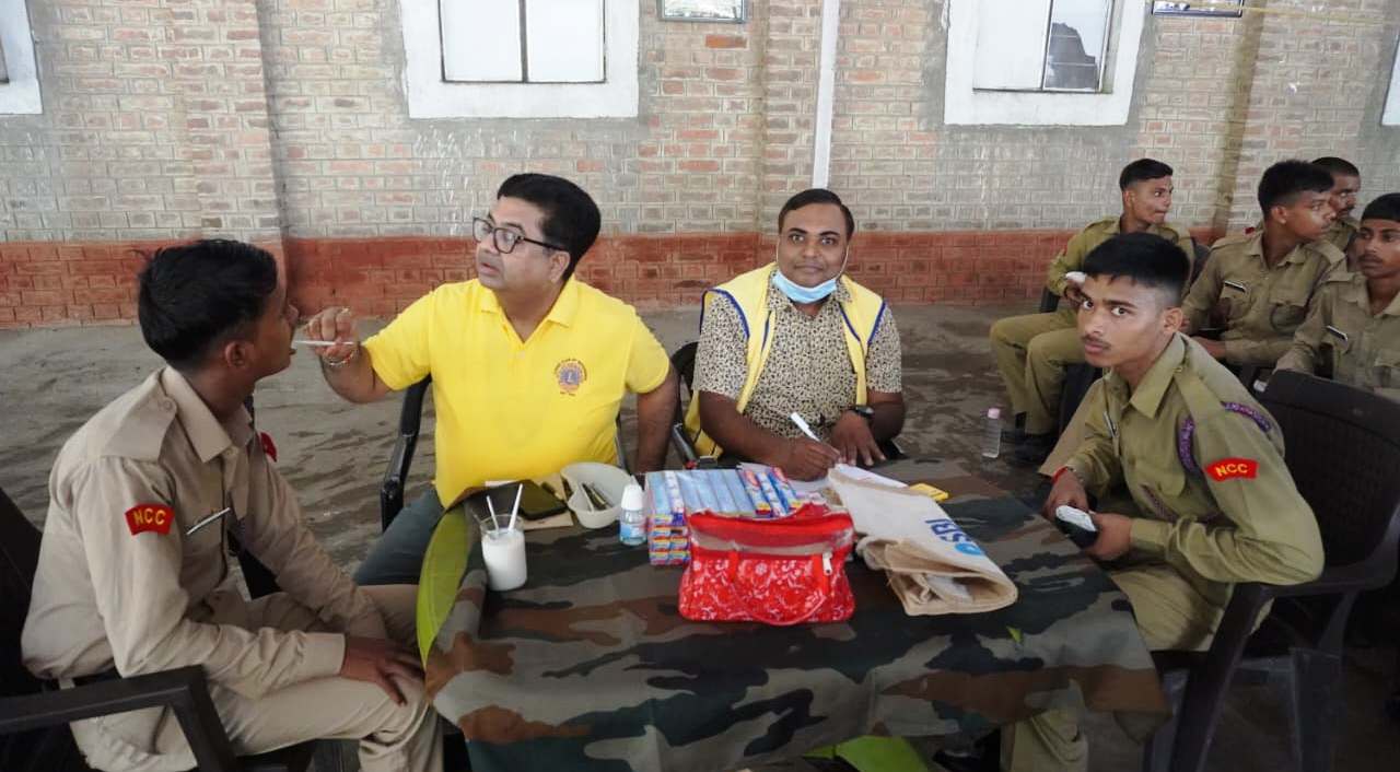 बरौनी ओटीसी में एनसीसी कैडेट्स के लिए विशेष मेडिकल जांच शिविर आयोजित, लायंस क्लब के डॉक्टरों ने दिए स्वास्थ्य टिप्स 2