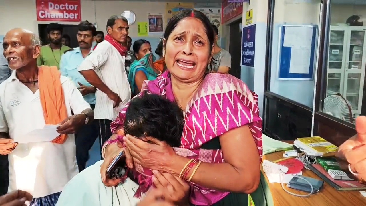 नालंदा: मोटरसाइकिल से झटका लगने के विवाद पर हुई जमकर मारपीट और रोड़ेबाजी, वार्ड पार्षद के परिवार पर लॉज के छात्रों ने किया हमला, चार लोग हुए जख्मी 3