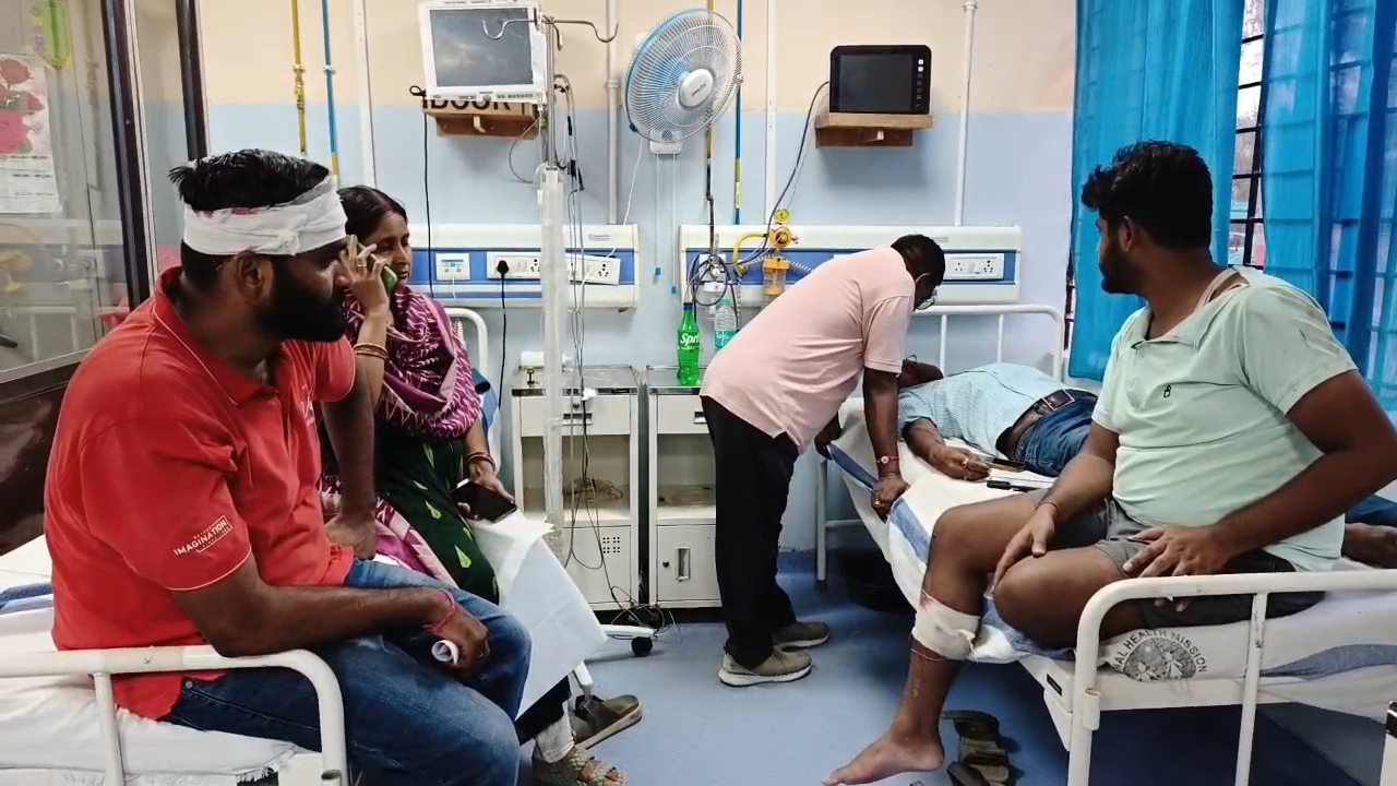 नालंदा: मोटरसाइकिल से झटका लगने के विवाद पर हुई जमकर मारपीट और रोड़ेबाजी, वार्ड पार्षद के परिवार पर लॉज के छात्रों ने किया हमला, चार लोग हुए जख्मी 3